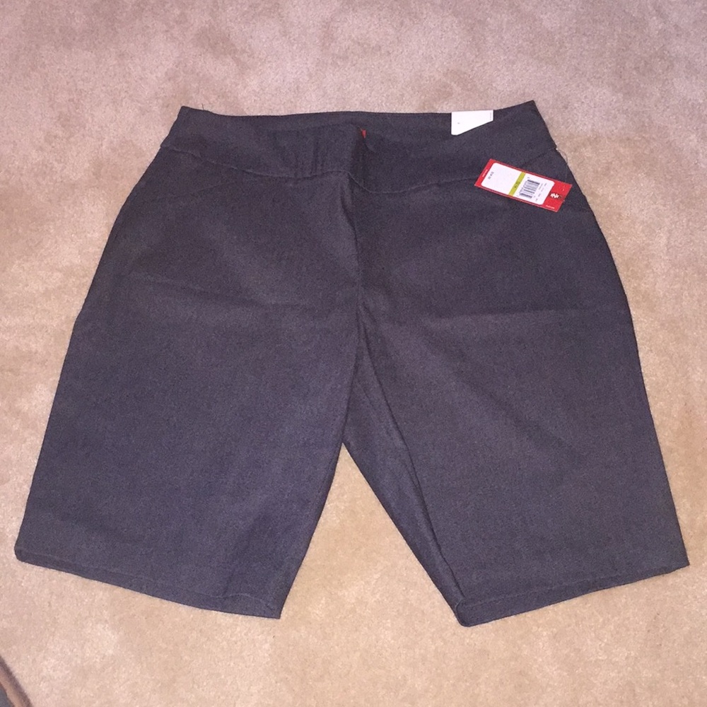 Izod stretch women’s Bermuda shorts.